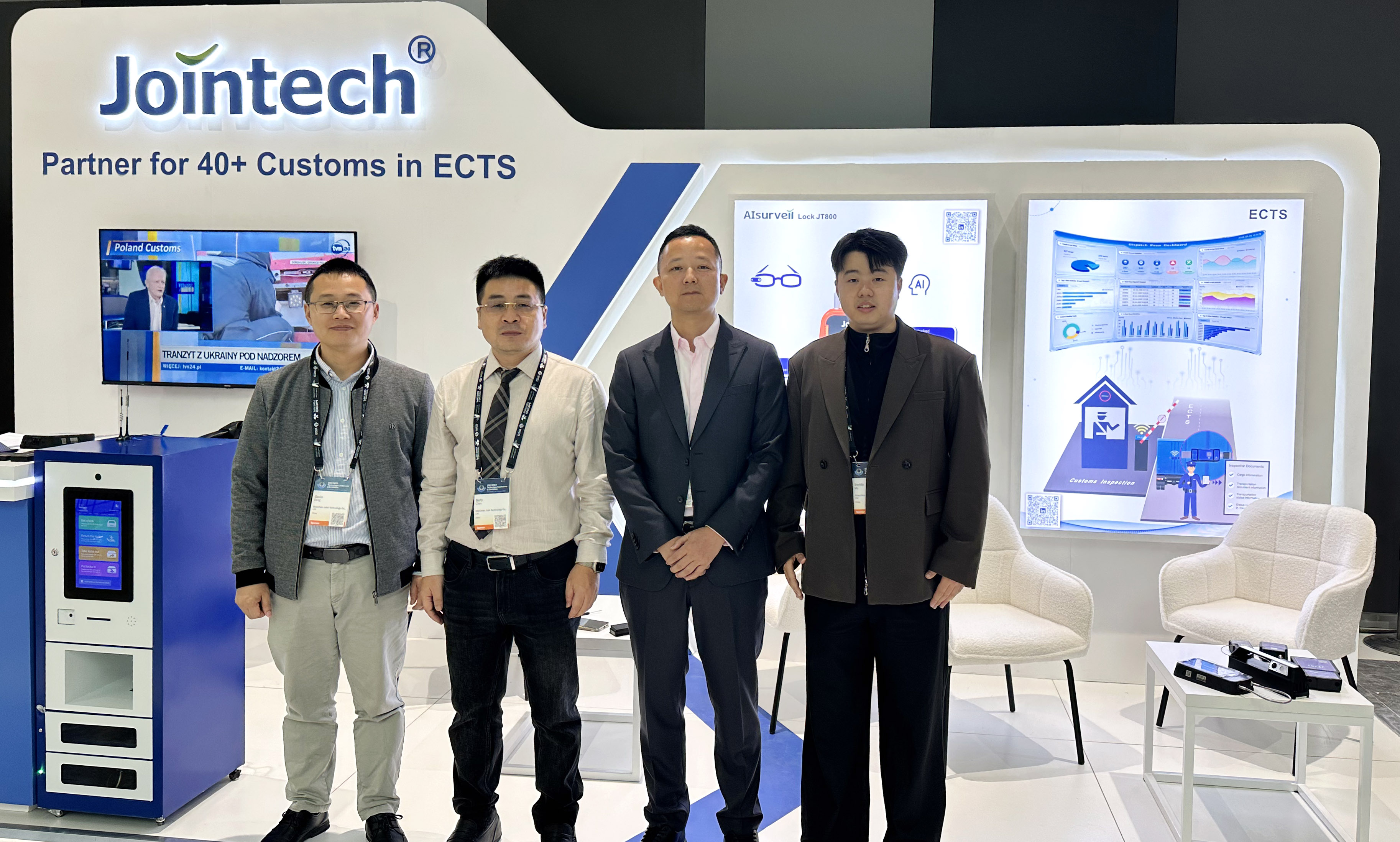 久通民位现场 WCO技术大会久通展台合照